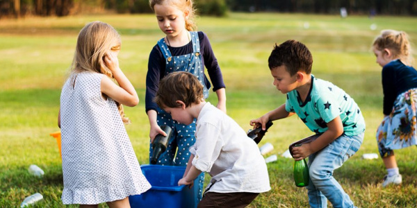 Kinder sammel Müll im Park