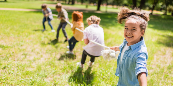 Kinder beim Tauziehen