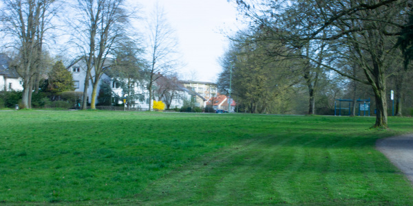 Die Fläche an der Schloßhofstraße am 16. April 2021 vor der Bearbeitung