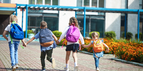 Kinder gehen gemeinsam zur Schule