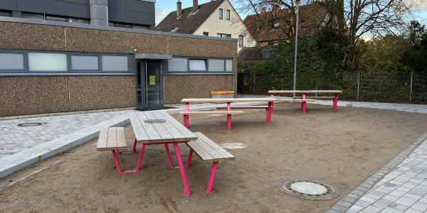 Bänke auf dem Schulhof der Rußheideschule