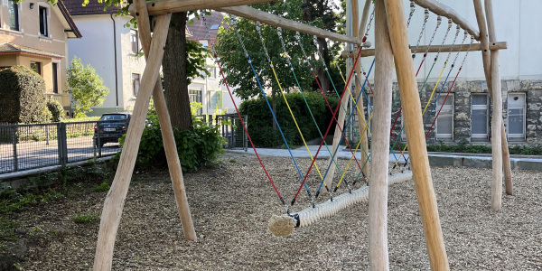 Spielgerät auf dem Schulhof der Rußheideschule