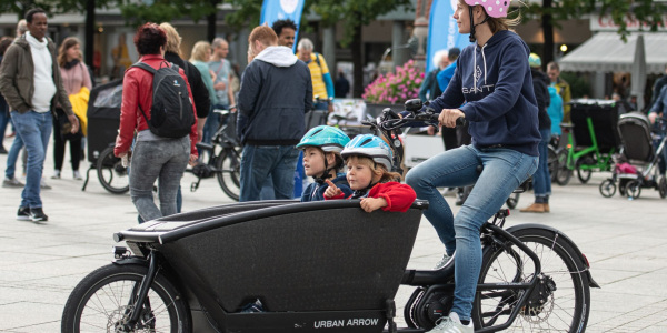 Frau fährt mit Lastenrad | Foto: Cargobikeroadshow/Andreas Lörcher