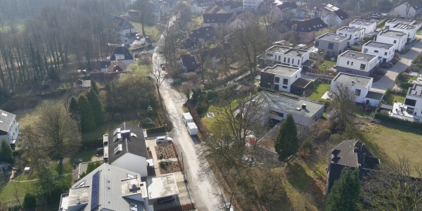 Das Drohnenfoto zeigt die Straße "Loheide" in Schildesche mit Blick Richtung Süden. Foto: Stadt Bielefeld
