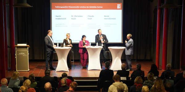 Podiumsdiskussion bei der Abschlussveranstaltung im November 2025.