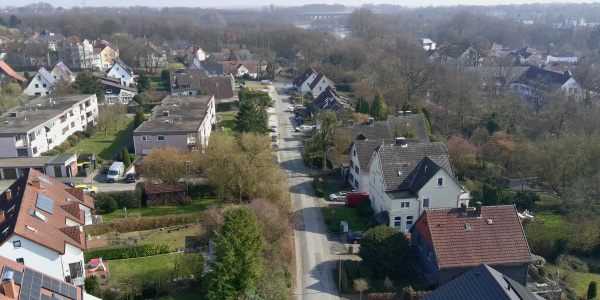 Das Drohnenfoto zeigt den Upfeldweg in Schildesche mit Blick Richtung Osten. Foto: Stadt Bielefeld