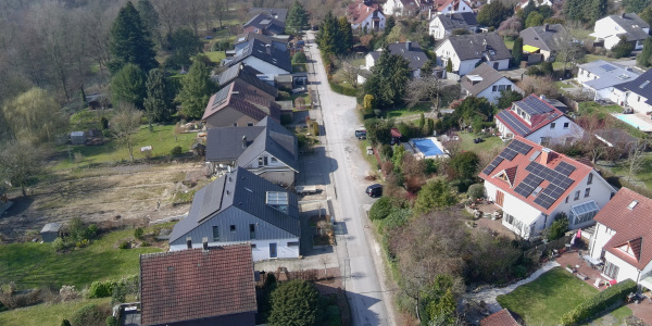 Das Drohnenfoto zeigt den Upfeldweg mit Blick Richtung Westen. Foto: Stadt Bielefeld