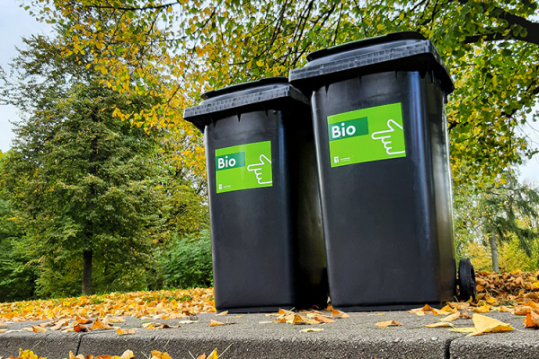 Zwei Bielefeld Biotonnen im Park