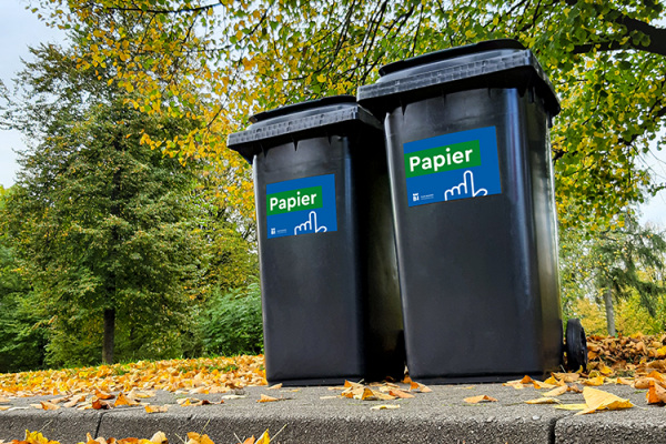 Zwei Bielefeld Papiertonnen im Park