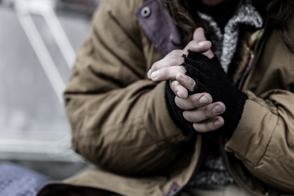 Nahaufnahme der Hände eines wohnungslosen Menschen