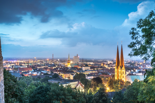 Blick über beleuchtetes Bielefeld.