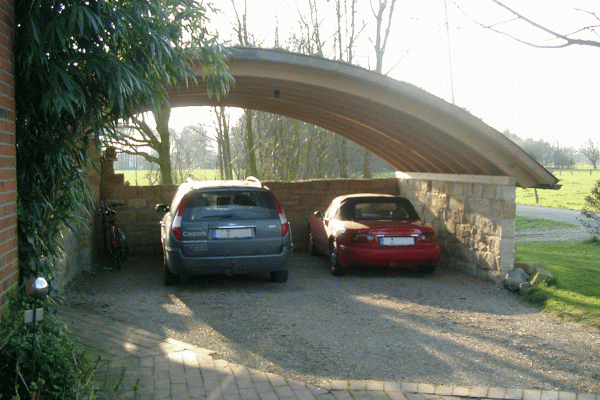 Carport mit zwei Autos