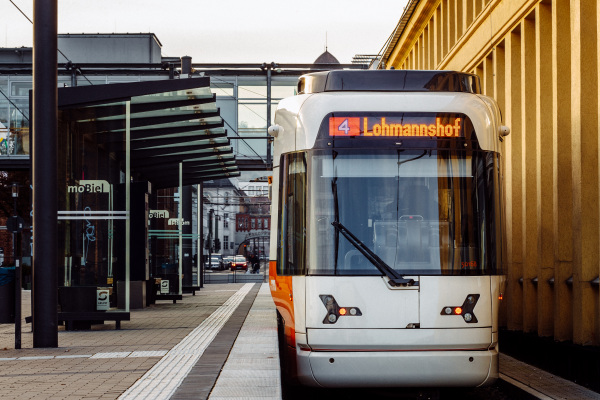 Stadtbahn-Linie 4 steht an der Haltestelle.