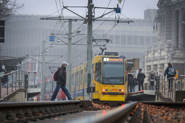 Stadtbahnlinie 3 vor dem Rathaus.