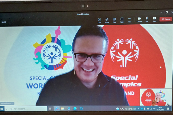 Im Zoom-Interview: Delegationsleitung John McNaboe und Karen Coventry