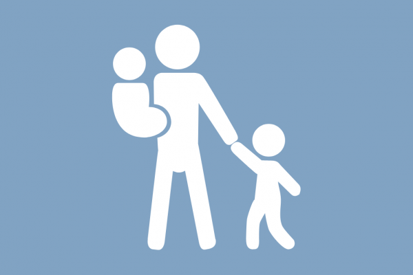 Icon von einem Menschen mit zwei kleinen Kindern auf blauem Hintergrund.
