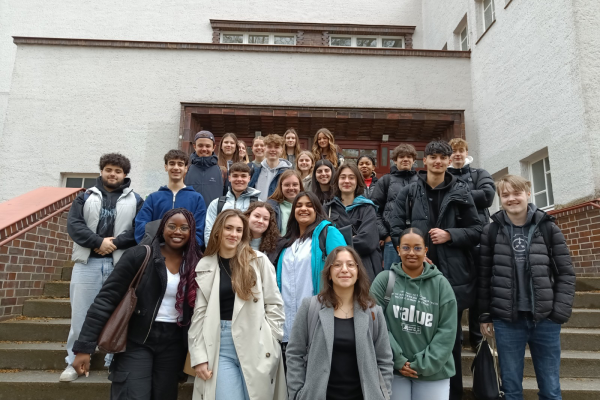 Gruppenbild der freiwilligen Helfer*innen während der Host Town Tage in Bielefeld.