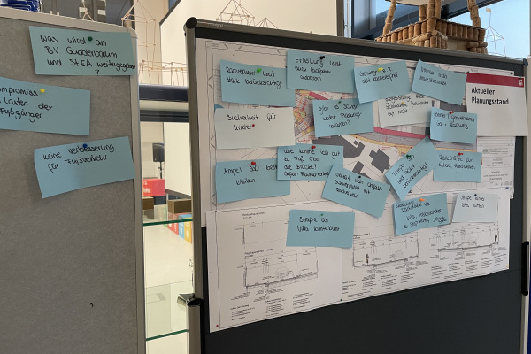 Karten mit Hinweisen auf Stellwand. Die Auswertung steht zum Download bereit.