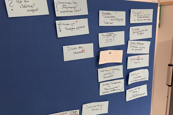 Karten mit Hinweisen auf Stellwand. Die Auswertung steht zum Download bereit.
