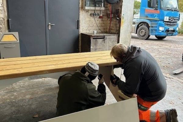 Aufbau der Möbel auf dem Bauhof