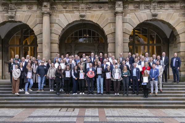 Oberbürgermeister Pit Clausen würdigte 31 Unternehmen aus Bielefeld mit dem begehrten Prädikat „Ausgezeichnet Familienfreundlich“. Der Einladung ins Alte Rathaus folgten zahlreiche Unternehmensvertreter*innen. Foto: Stadt Bielefeld