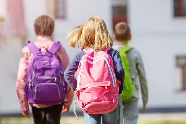 Kinder auf dem Schulweg