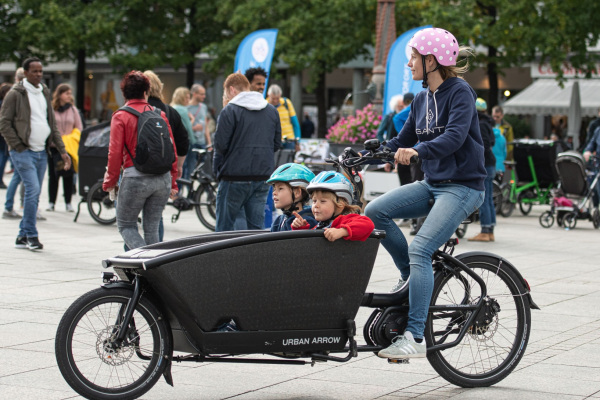 Frau fährt mit Lastenrad | Foto: Cargobikeroadshow/Andreas Lörcher