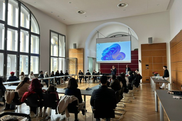  Feierliche Aushändigung der Einbürgerungsurkunden im Rochdale-Saal. Foto: Stadt Bielefeld