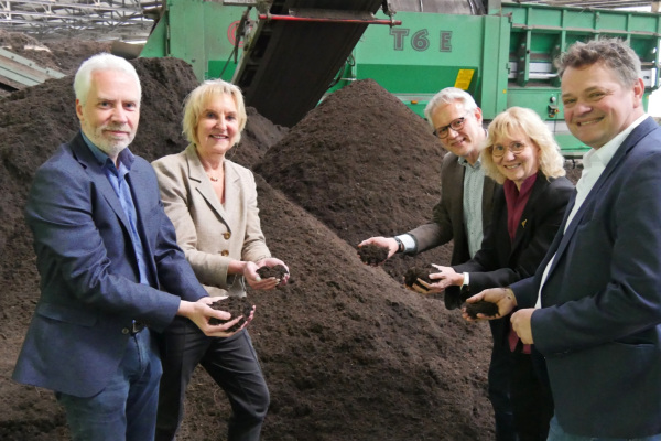 (von links) Thorsten Aust (Geschäftsführer der Abfallbeseitigungs-GmbH Lippe (ABG)), Dr. Ute Röder, Bert Schuhmacher (BezREg Detmold), Beatrix Wallberg und Bielefelds Umweltdezernent Martin Adamski präsentieren Kompost. Foto: Kreis Lippe 