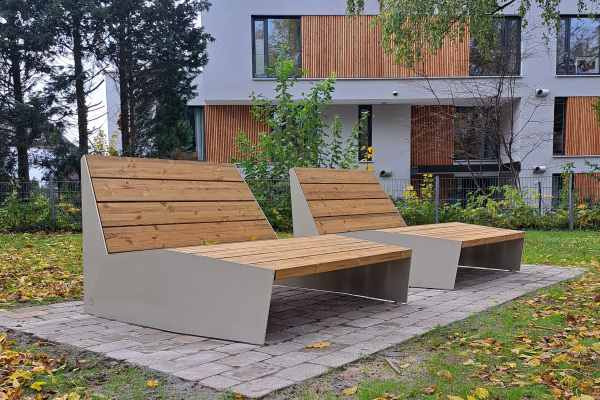 Liegebänke am Dirschauer Spielplatz in Hillegossen.