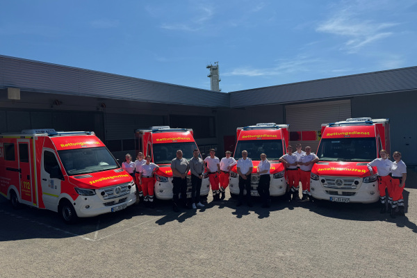 Im Einsatz für Rettungsdienst der Stadt Bielefeld: das Team mit den vier neuen Krankentransportwagen. Foto: Stadt Bielefeld