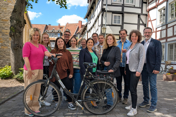 Die Initiatoren der RadkulTour: (v. l.) Kerstin Ebert, Carina Flake, Pauline Meckes, Andreas Kimpel, Jaqueline Lewald, Annika Ellerweg, Brigitte Brand, Michael Kriszan, Matthias Koch, Lena Jeckel, Michael Deppe, Imke Heidotting und Andreas Hubalek. Foto: Regiopolregion Bielefeld