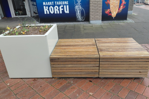 Sitzbank mit Pflanzkasten auf dem Marktplatz in Jöllenbeck.