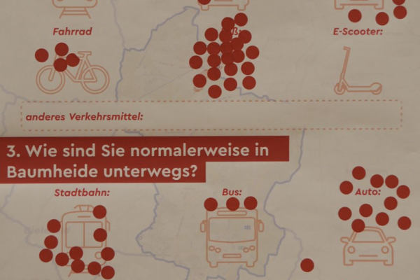 Die Teilnehmer markierten mit roten Klebepunkten, wie sie zum Dialog-Abend angereist sind und welche Verkehrsmittel sie im Alltag nutzen. Foto: Stadt Bielefeld