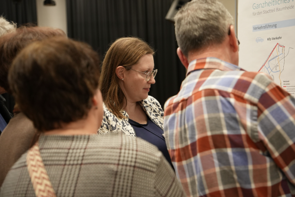Projektleiterin Dr. Nora Niebel aus dem Amt für Verkehr erklärt Interessierten die Planungen. Foto: Stadt Bielefeld