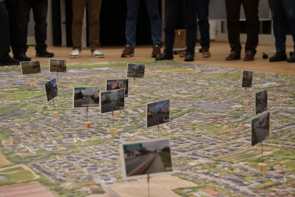 Die ersten Maßnahmen-Vorschläge sind mit Foto-Aufstellern auf dem großen Stadtteil-Plan angeordnet. Foto: Stadt Bielefeld 