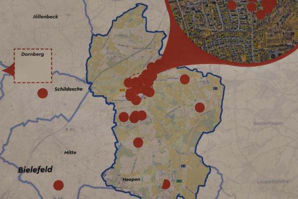 Die Teilnehmenden markierten ihren Wohnort mit roten Klebepunkten auf dem kleinen Stadtteil-Plan. Foto: Stadt Bielefeld 