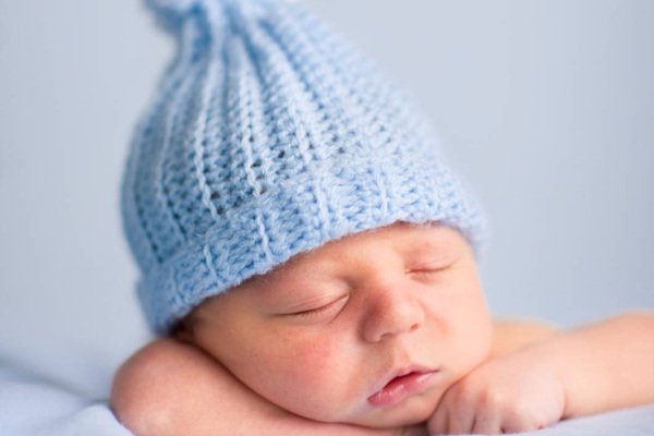 Baby mit Bommelmütze