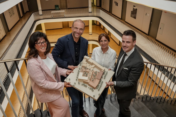 Ein 3D-Modell des Siegerentwurfs fürs neue Karstadt-Areal präsentieren (von links) Bielefelds Baudezernentin Claudia Koch, die Architekt*innen Caspar Schmitz-Morkramer und Sonja Gallo vom Architekturbüro caspar sowie Robert Scheepers von der Bauherrengruppe Sahle Wohnen, dem Eigentümer des Areals. Foto: Stadt Bielefeld