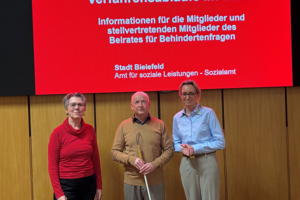 Drei Personen vor einem Videoscreen, darunter die Oberbürgermeisterin Bauer und Vorsitzender Bruder. Foto: Stadt Bielefeld