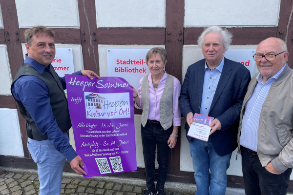 Von links Holger Bittner, Bezirksamt Heepen; Adelheid Speer, Stadtteilbibliothek Heepen; Bezirksbürgermeister Holm Sternbacher; Jürgen Utecht, Interessen- und Werbegemeinschaft Heepen 