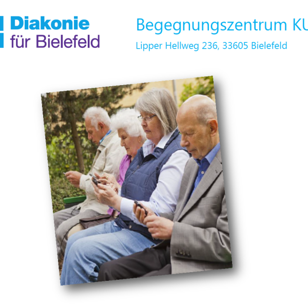 Senior*innen auf Bank mit Smartphone