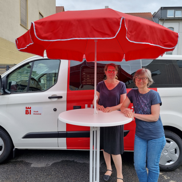 Frau Lahr und Frau Tiemann vor dem Infomobil.