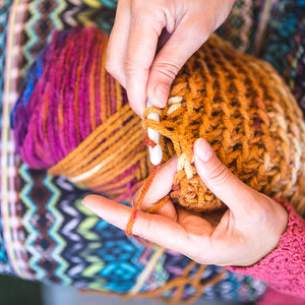 Eine Person strickt etwas