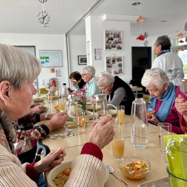 Das Bild zeigt Seniorinnen beim gemeinsamen Mittagessen im Wohncafé Brake.
