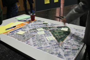 Klebezettel mit Anmerkungen auf einer Karte des Brackweder Stadtparks