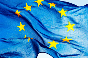 Europa-Flagge vor blauem Himmel, Foto: PantherMedia/wlad74