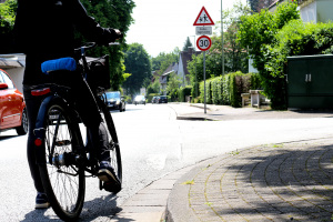 Eine Radfahrerin im Johannistal