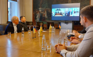 OB Pit Clausen, Olaf Selonke, auf dem Bildschirm Bürgermeister Anatolii Bondarenko, Oleh Arseniuk, Oleksandr Dzhur, Artem Gryshyn (von links nach rechts)