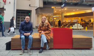 Olaf Lewald und Johanne Strucke sitzen auf der neuen Bank in der Bielefelder Innenstadt.